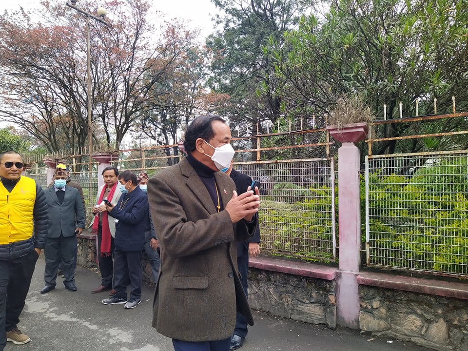 थापा र लिङ्देन भाेट माग्न व्यस्त, केहीबेरमा मतदान